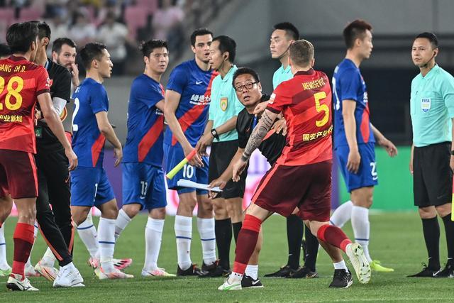 电讯报：切尔西有意免签斯通斯，已经改变只买潜力股的策略